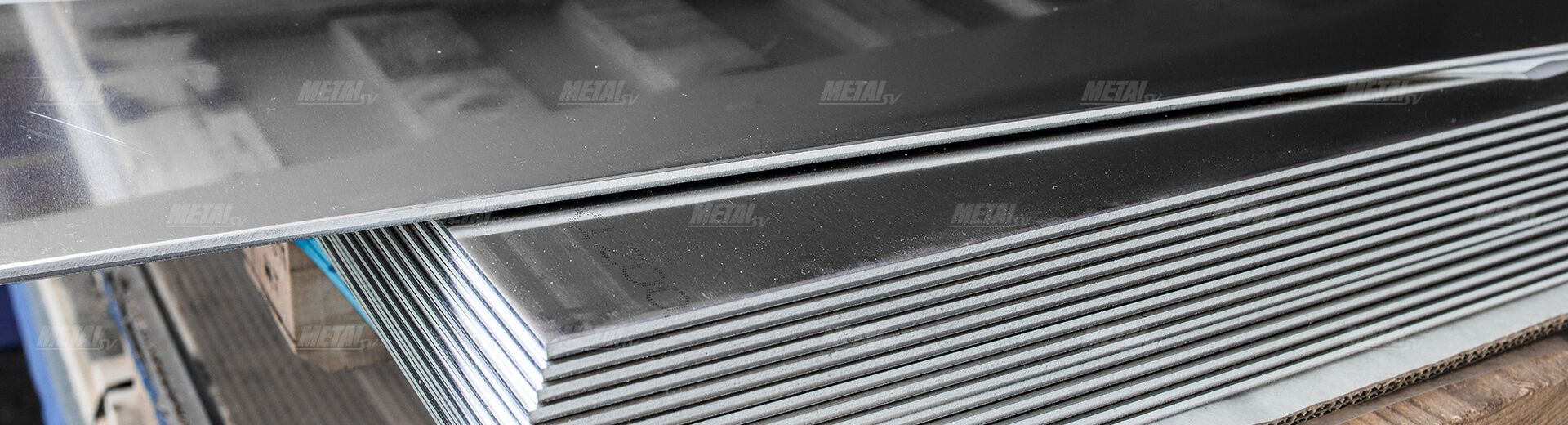 Stacked aluminium sheets and plates